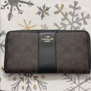 Authentic Coach women’s wallet